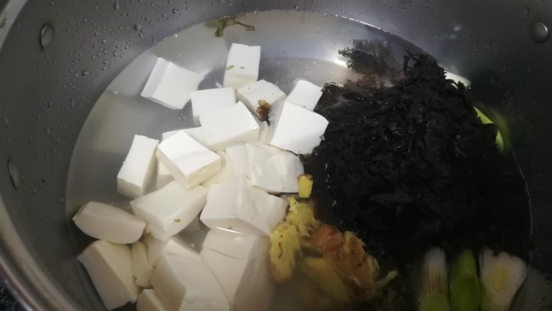 紫菜豆腐海蛎酸辣汤,豆腐,姜,蒜白等食材全部下锅煮啦。