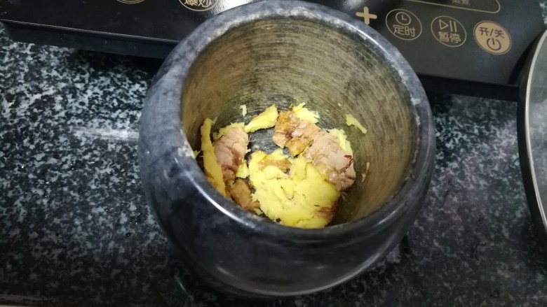 紫菜豆腐海蛎酸辣汤,把姜捣碎。