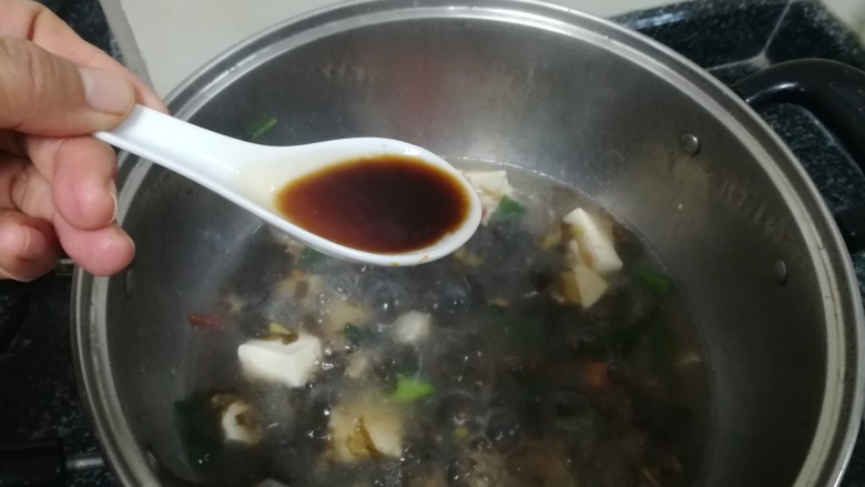 紫菜豆腐海蛎酸辣汤,最后加入醋。
搅拌均匀后,水大开马上起锅,海蛎千万不能煮太久,千万不能,不然烂了就暴殄天物了!