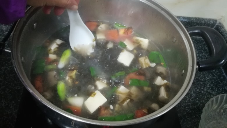 紫菜豆腐海蛎酸辣汤,我用调羹快速搅拌