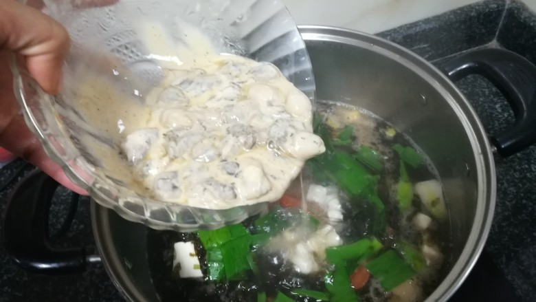 紫菜豆腐海蛎酸辣汤,搅拌均匀后加入勾芡好的海蛎。

动作一定要快，倒下后马上搅拌，不然就粘连了，这也是刚才为什么要先下盐巴等调料最重要的原因。