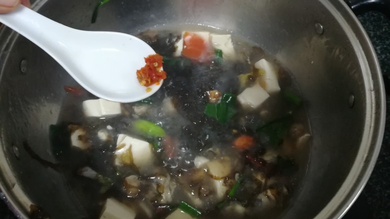 紫菜豆腐海蛎酸辣汤,加入<a style='color:red;display:inline-block;' href='/shicai/ 691'>辣椒酱</a>,喜辣的宝宝可以多加。