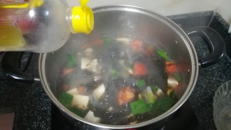 紫菜豆腐海蛎酸辣汤,加入几滴花生油,也可以不加哦。