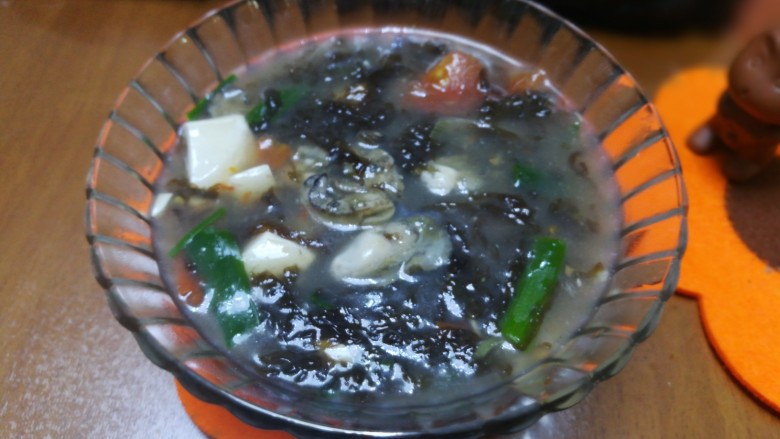 紫菜豆腐海蛎酸辣汤,偷偷告诉你,今晚我就把它消灭了,我还可以再来一碗,你信吗?
不为别的,就因为它好吃,非常好吃!