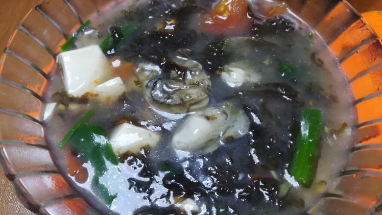 紫菜豆腐海蛎酸辣汤,我还没开始拍照,儿子就已经吃了。
太好吃了,他等不及了!