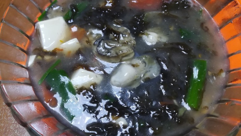 紫菜豆腐海蛎酸辣汤,成品图。
俺最拿手的,也最好喝的紫菜豆腐酸辣海蛎汤就做好了。