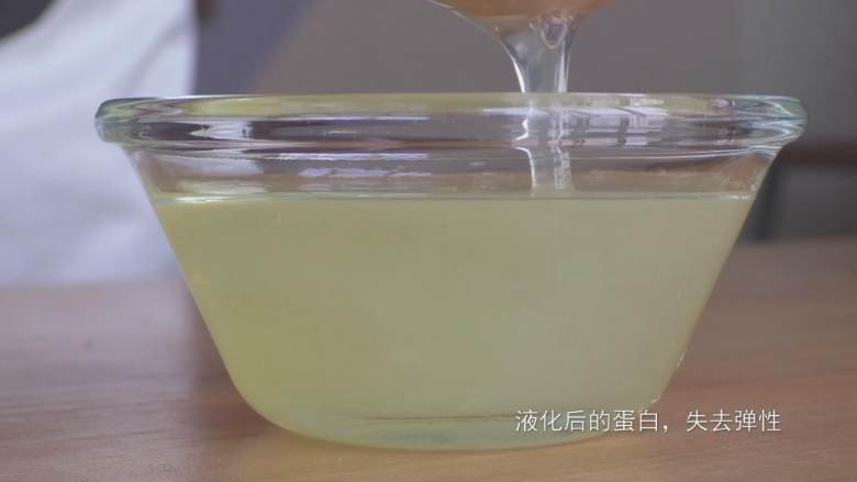 超详细马卡龙教程,液化完的蛋清失去了弹性,很好称量具体的重量,放在TPT(杏仁粉和糖粉的混合物)里也很容易搅拌开,如果你直接用新鲜蛋清的话,弹性太大,搅拌会比较困难,如果实在偷懒,想用新鲜蛋清的话(建议新手不要这样做),建议把蛋清打散了再用;