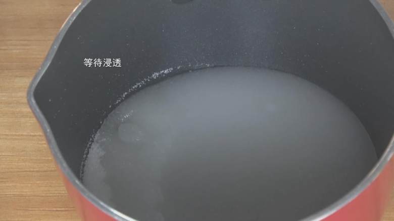 超详细马卡龙教程,等细砂糖被纯净水慢慢浸透,这个过程很快;