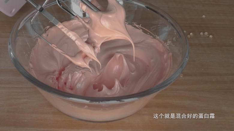 超详细马卡龙教程,这个是打好的蛋白霜,提起打蛋头,前端自然弯曲,后面是坚挺的状态,颜色很光亮,还带有粘性,因为混入了糖浆;