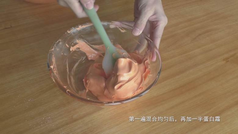 超详细马卡龙教程,第一拌彻底拌匀后,我们再把剩下的蛋白霜挑一半出来放TPT里;