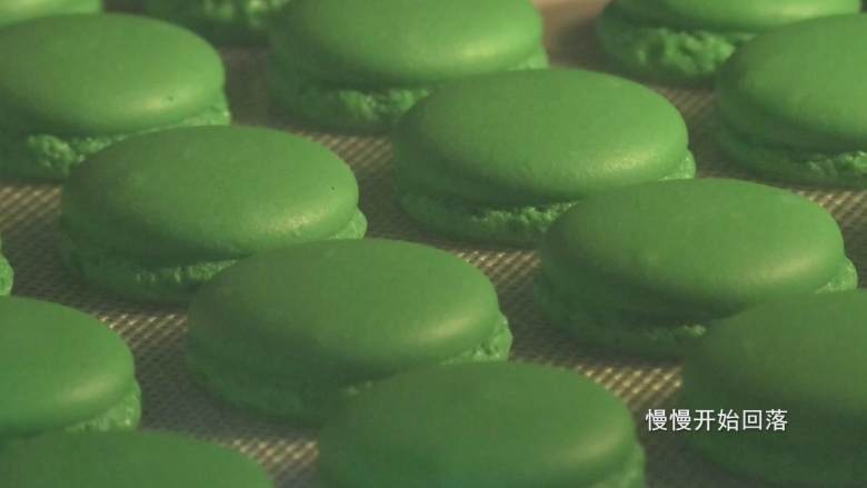超详细马卡龙教程,回落的裙边,这个时候基本定型了;