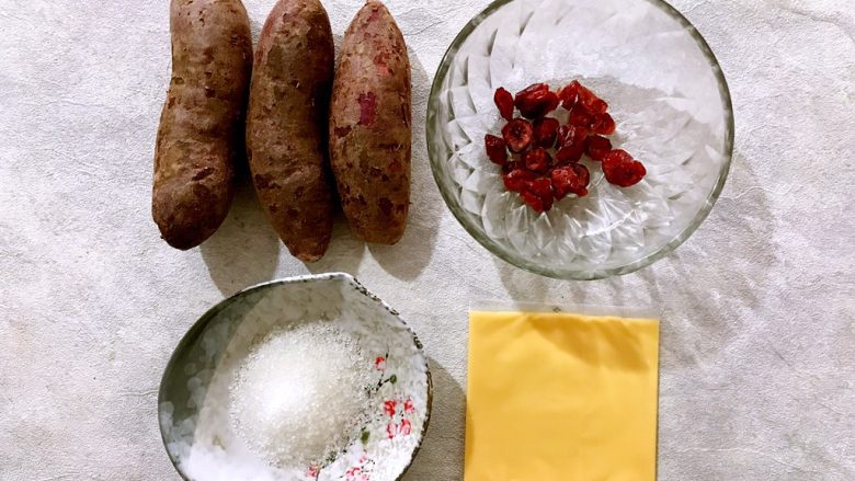 年夜饭の紫气东来～蔓越莓芝心紫薯球,首先我们准备好所有食材