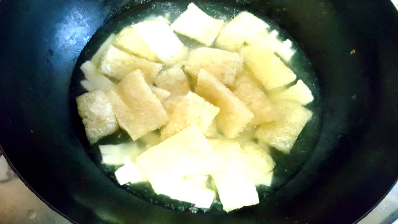 三林肉皮汤,滚两分钟,随后倒入肉皮。再滚两分钟,放盐,<a style='color:red;display:inline-block;' href='/shicai/ 756'>鸡精</a>。