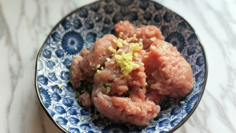 年夜饭～肉糜芝士夹心丸子,肉糜放入器具中，加入姜末。