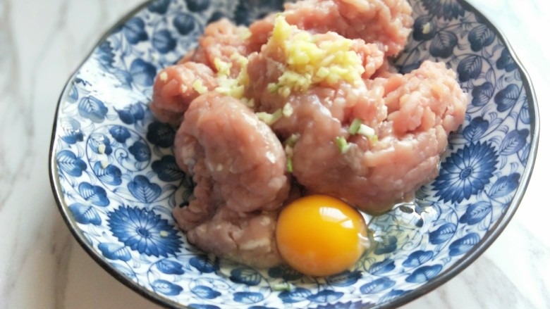 年夜饭~肉糜芝士夹心丸子,加入<a style='color:red;display:inline-block;' href='/shicai/ 9'>鸡蛋</a>。