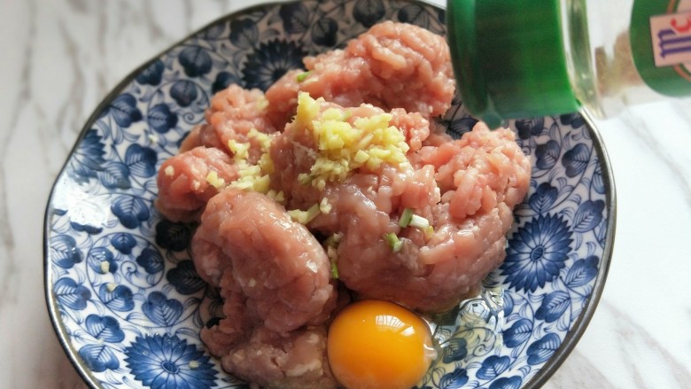 年夜饭~肉糜芝士夹心丸子,再加入胡椒粉。