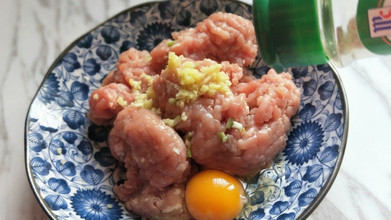 年夜饭～肉糜芝士夹心丸子,再加入胡椒粉。