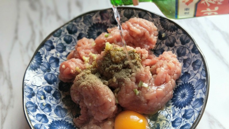 年夜饭～肉糜芝士夹心丸子,加入白酒。