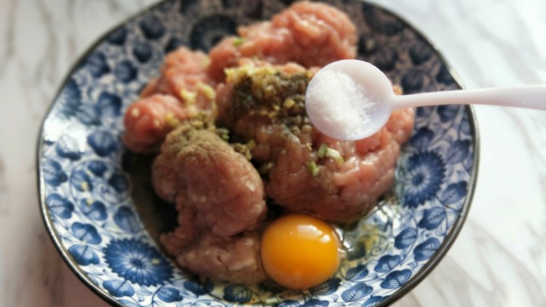 年夜饭~肉糜芝士夹心丸子,加入盐。