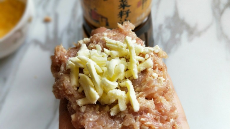 年夜饭~肉糜芝士夹心丸子,取肉糜放手心,放上马苏里拉。包起来,揉圆。