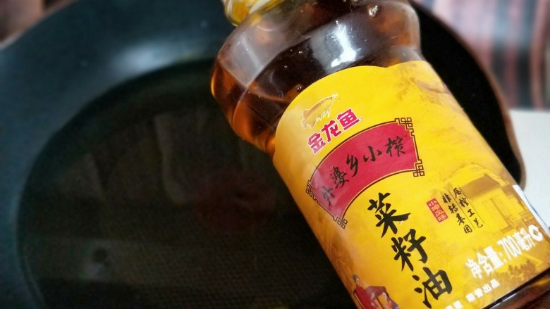 年夜饭~肉糜芝士夹心丸子,起油锅,加入食用油。