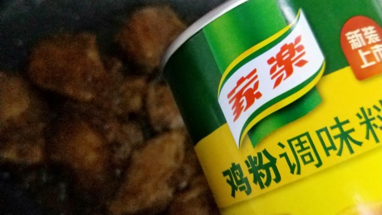年夜饭&酸甜口味-糖醋带鱼,最后关火，加入<a style='color:red;display:inline-block;' href='/shicai/ 813'>鸡粉</a>，借助余温轻轻翻炒