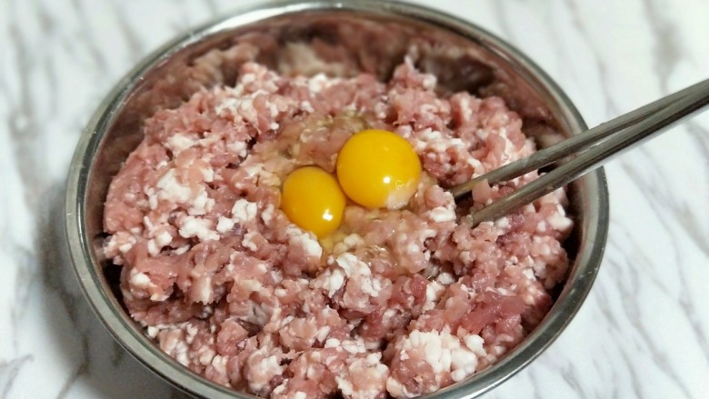 #春节健康菜#自制零添加孜然脆皮肠,肉糜放入比较深,大的器具中,加入<a style='color:red;display:inline-block;' href='/shicai/ 9'>鸡蛋</a>。