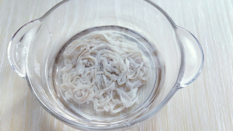 #春节健康菜#自制零添加孜然脆皮肠,肠衣冷水冲洗干净,用料酒或者白酒浸泡15分钟。