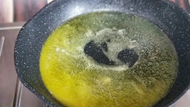 网红~坚果饼干雪花酥,小火至黄油全部融化。