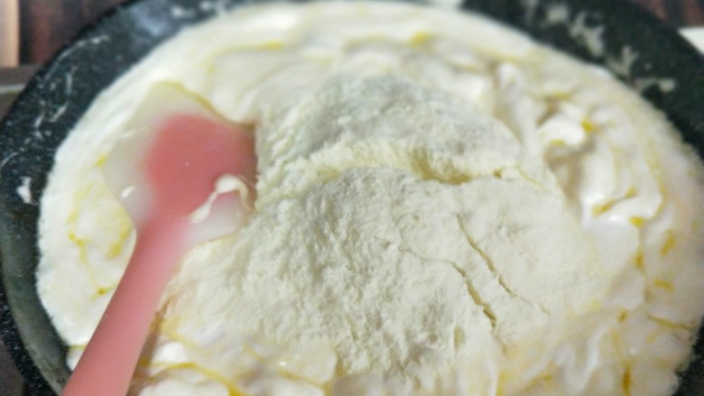 网红~坚果饼干雪花酥,加入奶粉,继续小火翻炒。