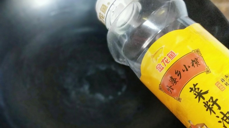 年夜饭&步步高~年糕烧排骨,起油锅,加入食用油。