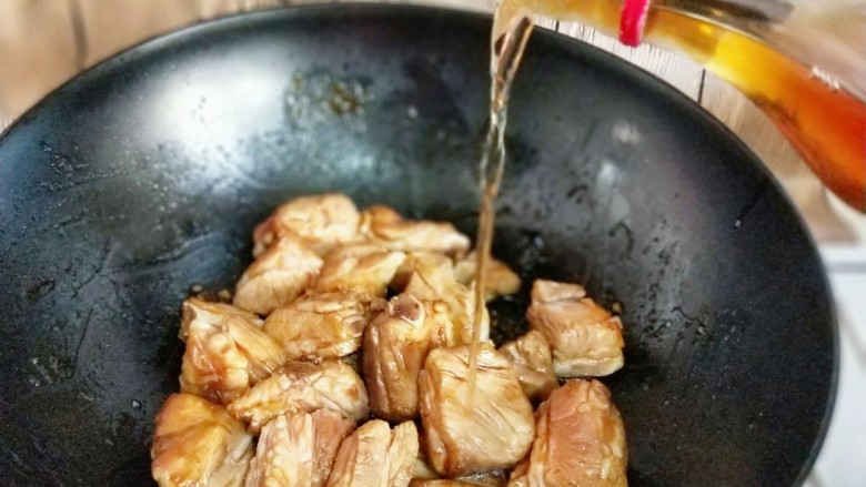 年夜饭&步步高~年糕烧排骨,加入<a style='color:red;display:inline-block;' href='/shicai/ 718'>料酒</a>。