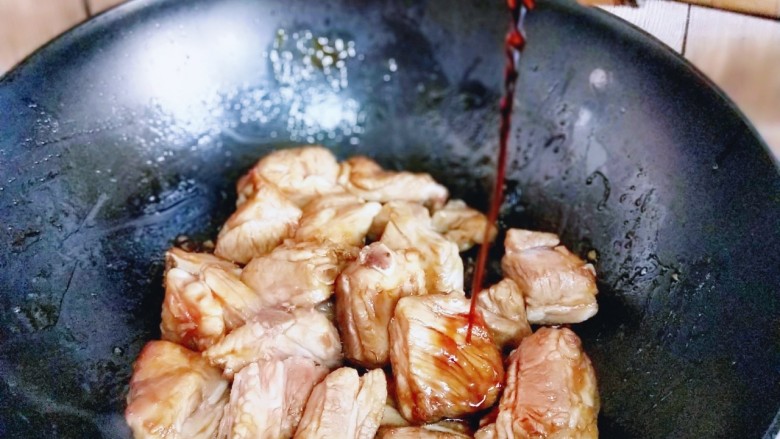 年夜饭&步步高~年糕烧排骨,加入<a style='color:red;display:inline-block;' href='/shicai/ 788'>生抽</a>。