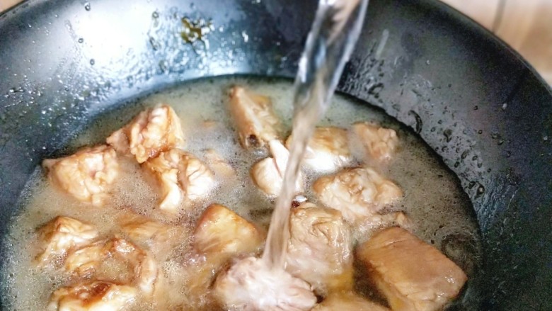 年夜饭&步步高~年糕烧排骨,再加入清水。没过肋排为佳,大火烧开,转小火慢炖35分钟。