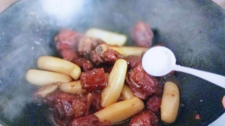 年夜饭&步步高~年糕烧排骨,加入盐,鸡粉调味出锅。