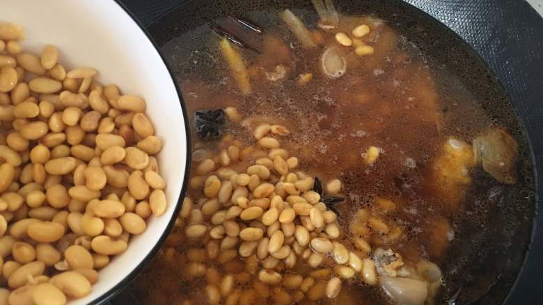 黄豆酱猪蹄,加入黄豆,煮至猪蹄可以用筷子扎透,胶质都煮出来。
