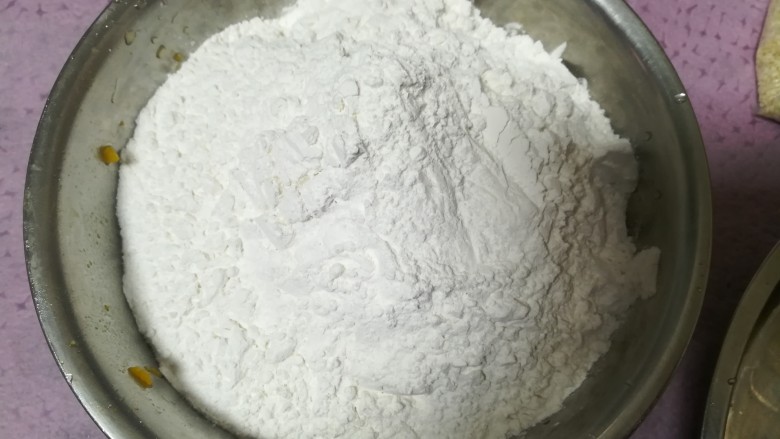 简单易学还喷喷香的南瓜麻饼,称500克糯米粉。我试过多次,南瓜和糯米粉的比例一比一是最好成型的,软硬适中。