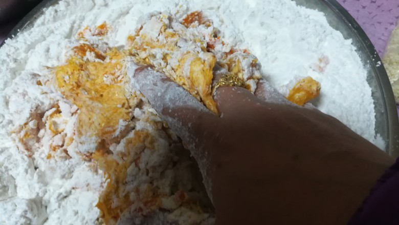 简单易学还喷喷香的南瓜麻饼,把南瓜和糯米粉混合,用手揉匀,搓成团。