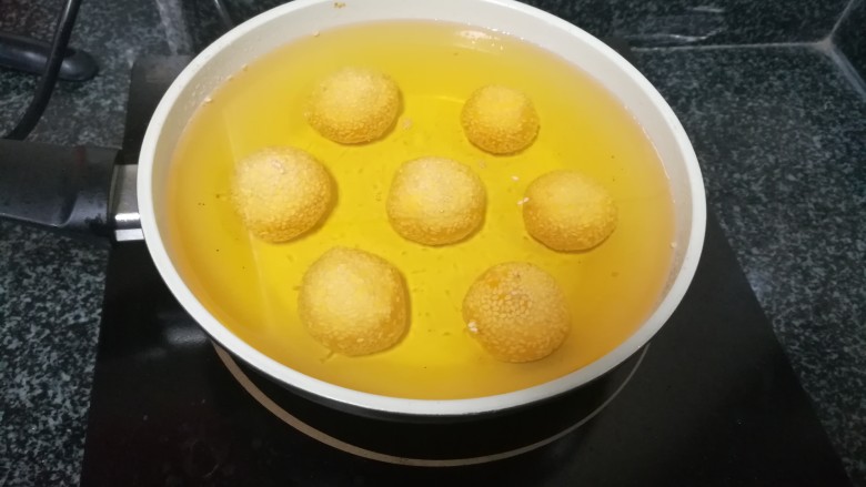 简单易学还喷喷香的南瓜麻饼,油五六成热后,放下南瓜麻球。
注意,油千万别太热,不然一下锅就黑了,我的惨痛教训。