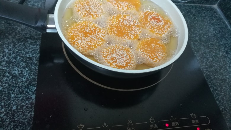简单易学还喷喷香的南瓜麻饼,注意,一定要小火,600 度,我炸了80分钟左右。
边炸边压,边炸边压,一直重复,一定要有足够的耐心,不然中间就不空,也不酥,口感大打折扣,这非常需要耐心。