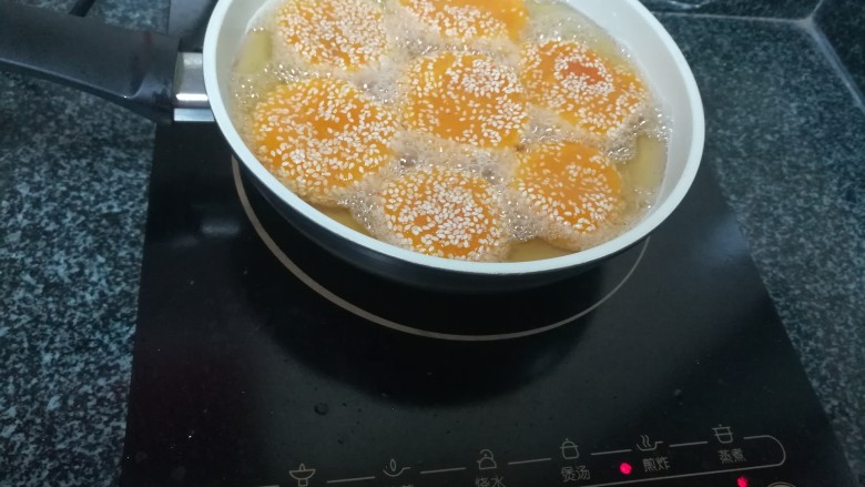 简单易学还喷喷香的南瓜麻饼,注意，一定要小火，600 度，我炸了80分钟左右。

边炸边压，边炸边压，一直重复，一定要有足够的耐心，不然中间就不空，也不酥，口感大打折扣，这非常需要耐心。