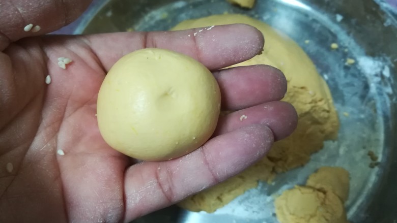 简单易学还喷喷香的南瓜麻饼,把面团揪成大小合适的剂子,搓圆。