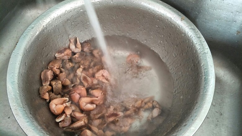 麻辣蟹钳,然后倒掉脏水,返回的重复此动作。
