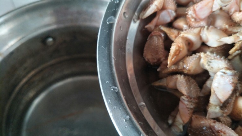 麻辣蟹钳,锅里加水,加盐,倒入蟹钳。
