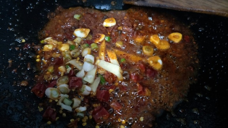 麻辣蟹钳,然后放入<a style='color:red;display:inline-block;' href='/shicai/ 46964'>郫县豆瓣酱</a>小火慢炒,炒出红油后放入葱姜蒜爆香。