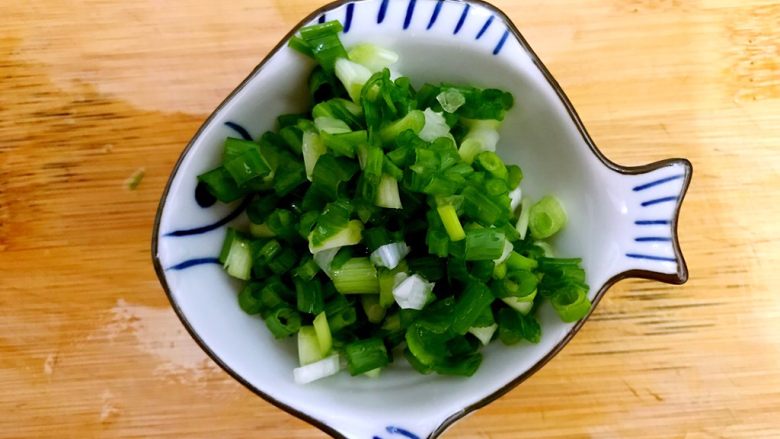 年夜饭の富贵荣华~腐皮蒸大虾,<a style='color:red;display:inline-block;' href='/shicai/ 157'>小葱</a>洗净,如图所示,切圈,备用