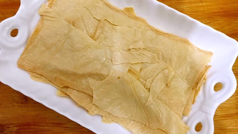 年夜饭の富贵荣华~腐皮蒸大虾,将腐皮撕开,如图所示,平铺在盘子里