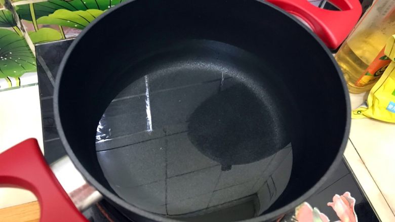 年夜饭の富贵荣华~腐皮蒸大虾,取一口小锅,煮适量清水