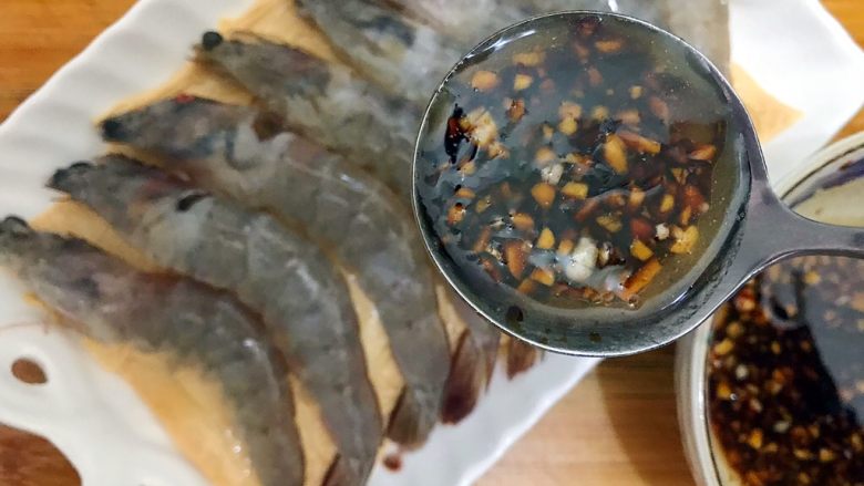 年夜饭の富贵荣华~腐皮蒸大虾,将碗汁淋上去