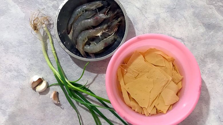 年夜饭の富贵荣华～腐皮蒸大虾,首先我们准备好所有食材